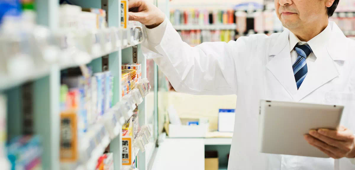 ドラッグストアで商品を探す薬剤師