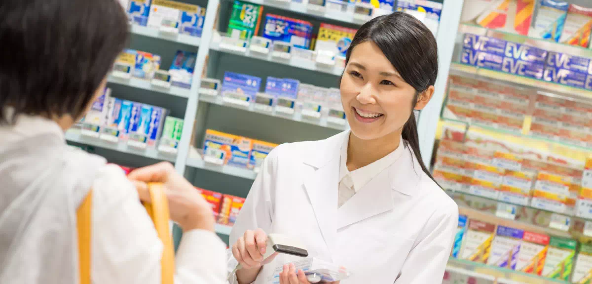 笑顔で接客する薬剤師