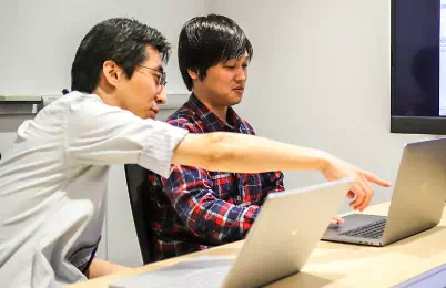 リーダーのレビューを受ける様子